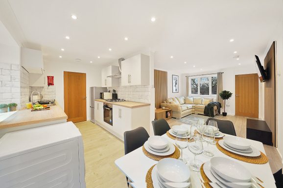 Serviced Apartment - Reading Reading serviced accommodation by SPM Homes - fully equipped kitchen, parking and Wi-Fi included.