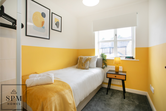 Long-Stay Bedroom - Oxford Oxford serviced contractor accommodation by SPM Homes - reliable long-term housing with all amenities.