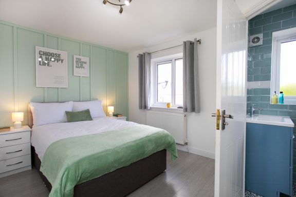 3-Bed Serviced Home - Milton Keynes SPM Homes fully furnished contractor accommodation in Milton Keynes with parking, Wi-Fi and weekly cleans.