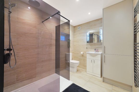 Bathroom - Leeds Serviced Home Modern serviced accommodation bathroom in Leeds - all-inclusive contractor housing by SPM Homes.